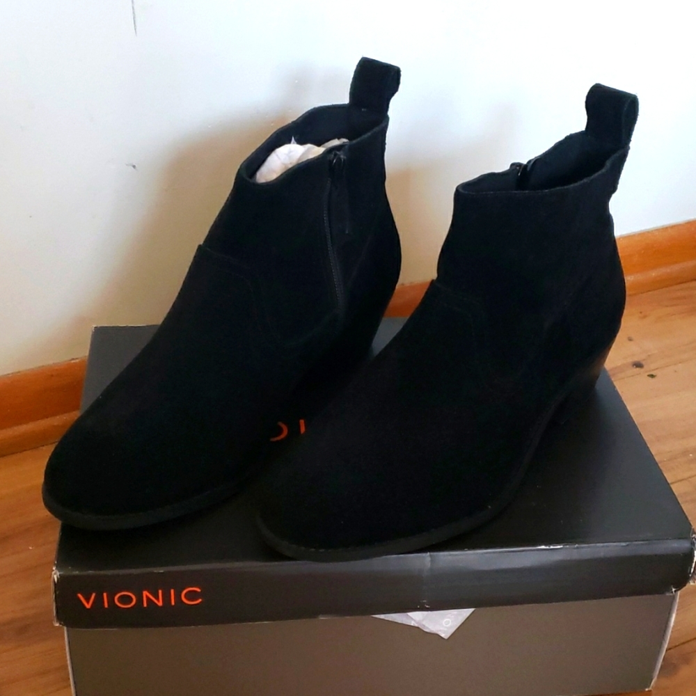 Black Suede ankle boots wide waterproof Vionic EUC